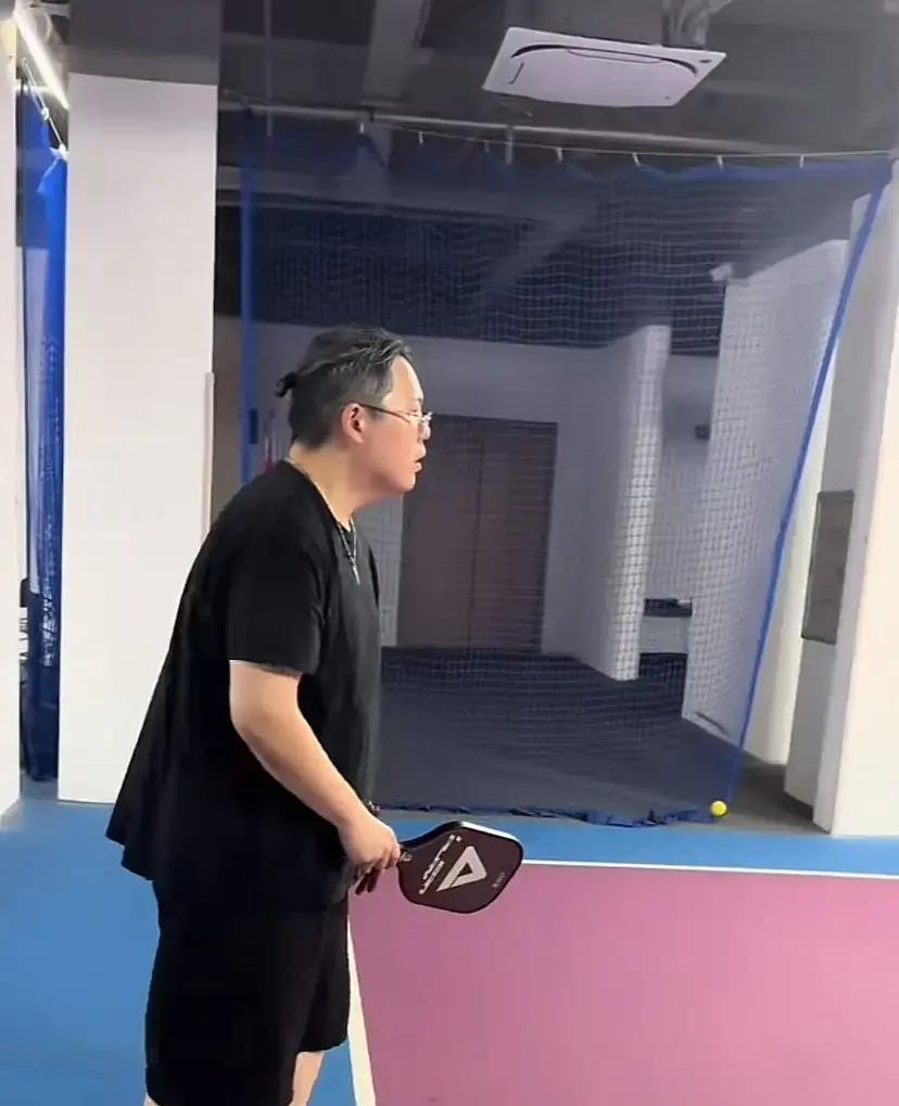 向佐把自己直播间最赚钱的一个时段，直接划给了弟弟向佑。这个安排不是临时的。向佑的账号名字，简介里挂的
