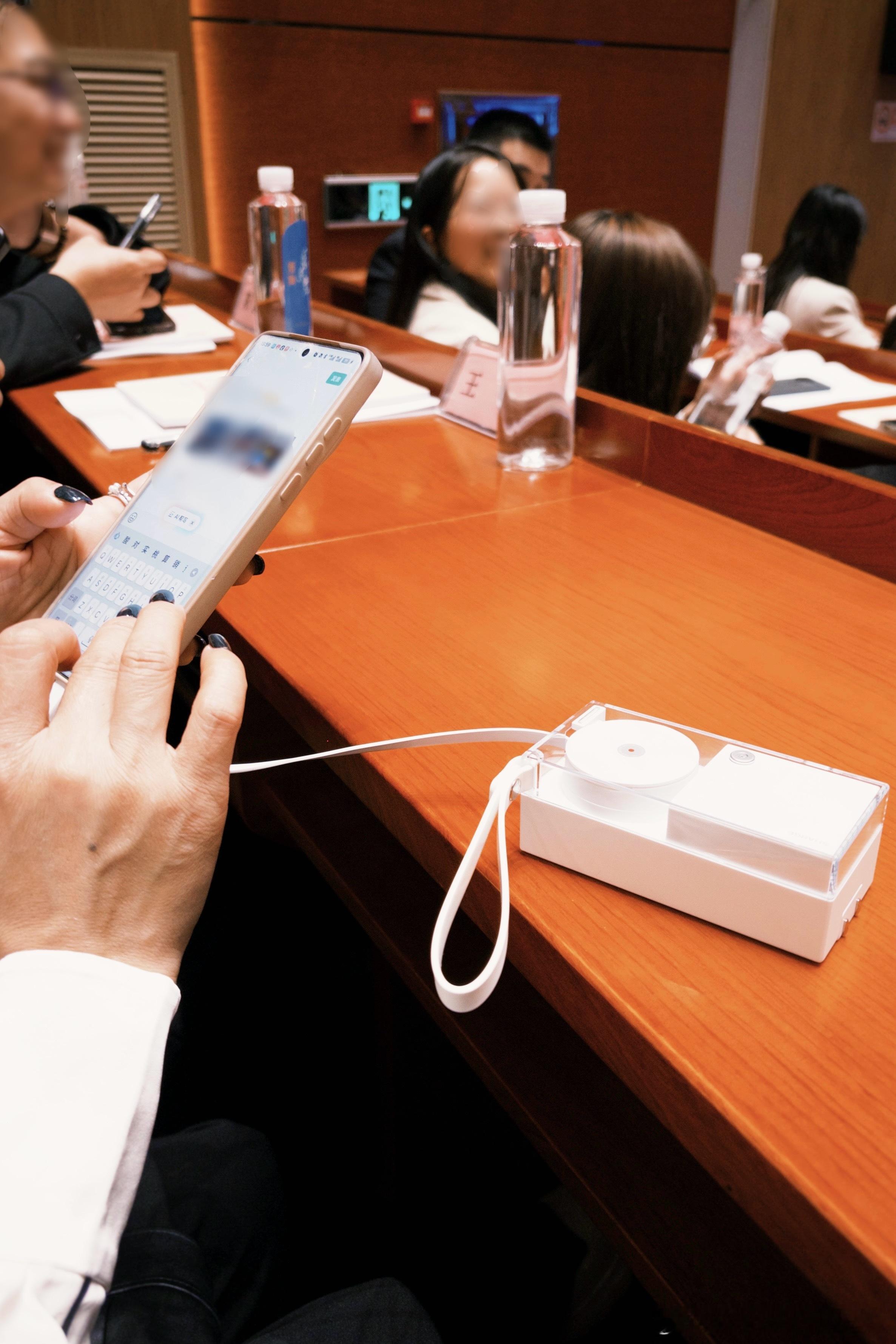 带了这个「闪极」的三合一来培训自带插头🔌自带线🧵一下子发挥作用了电用完了，人