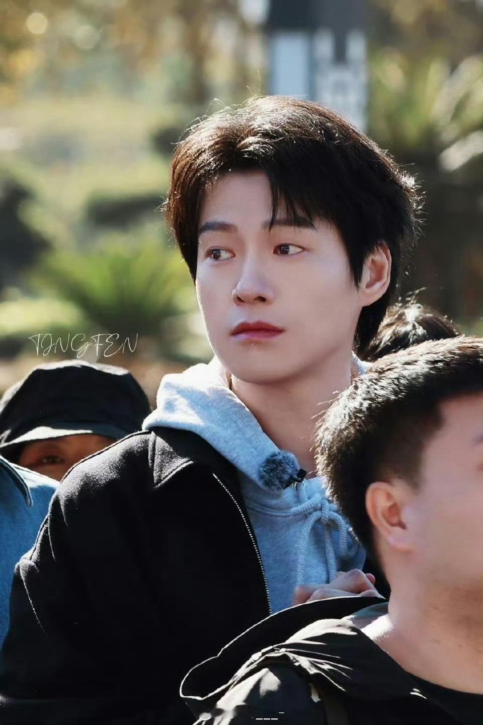 魏大勋这是不是正经节目“这到底是不是正经节目”魏大勋和撒贝宁凑一起果然画风