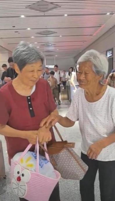 安徽一109岁母亲到高铁站接79岁女儿回家，儿子：母亲生活能自理，喜欢锻炼1