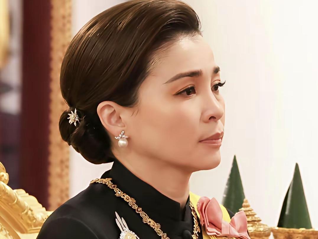 “既生瑜何生亮”，这应该是苏堤达，最大的无奈吧！她成了王后后，这后宫就没有安静