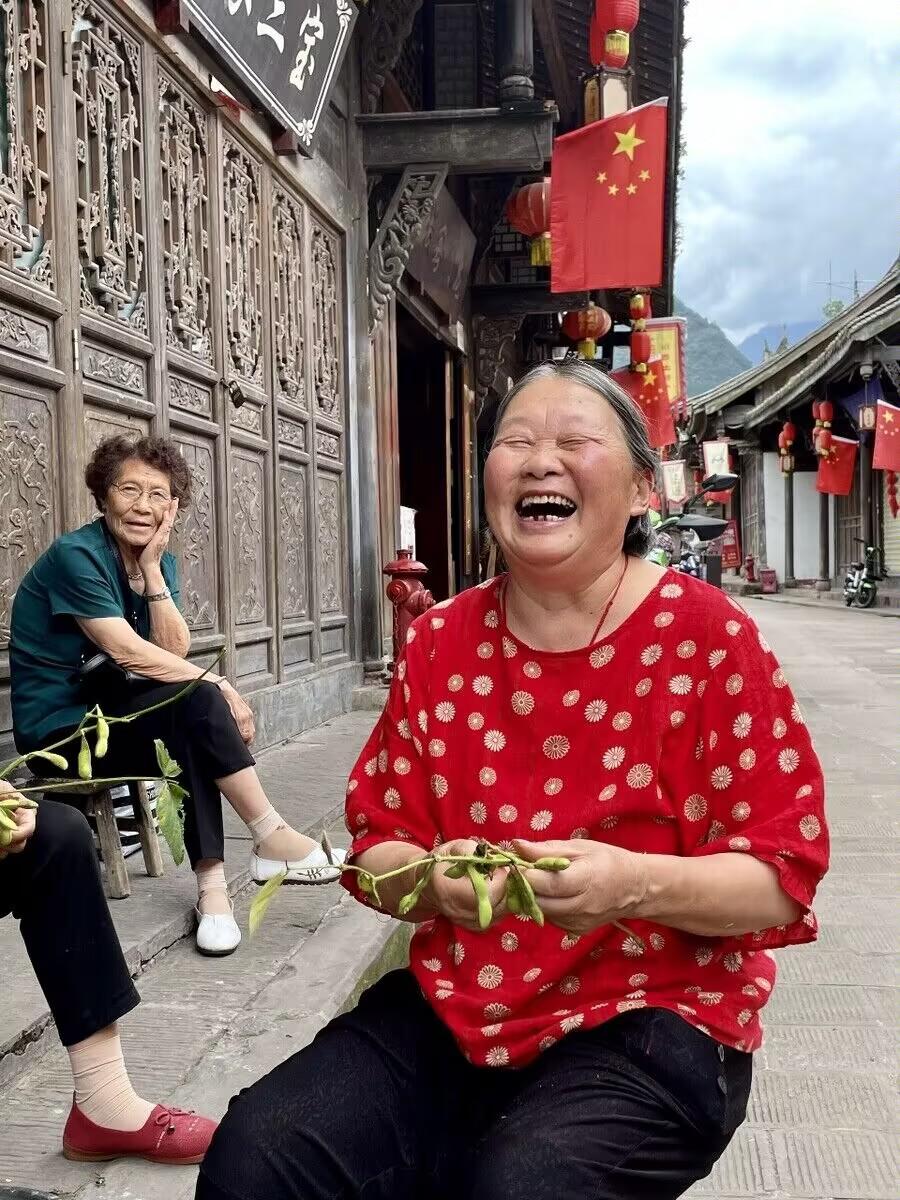 老家村里的刘大妈没社保，一直交的城乡居民养老保险，就选的最低档200块那种。今年