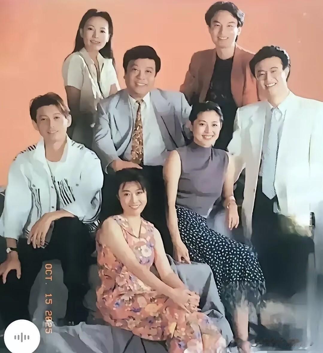 九十年代的老照片让人回味无穷，那时候的汪文华长相比倪萍漂亮大气，是那么有魅力，不