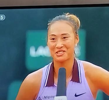 祝贺郑钦文进入法网第三轮郑钦文不但球打得好，英语说得也好，令我这个学了三十多年