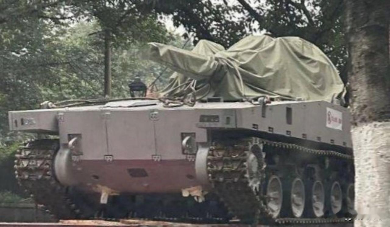 猜猜这是啥装甲车？来个提示，这款车之前九三就公开亮相过，不过图里这个状态是“