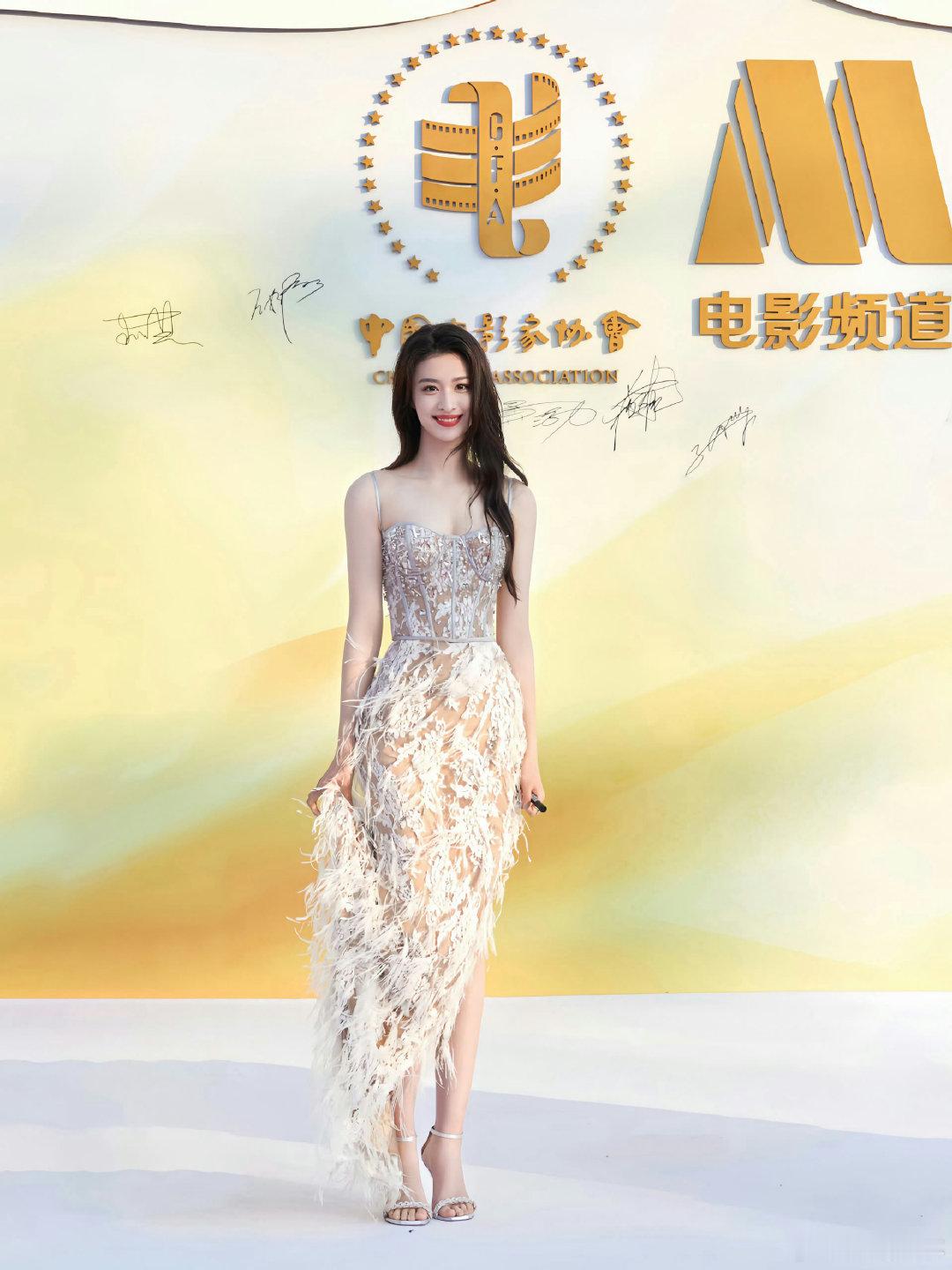 王楚然黑白色彩穿搭，精致高挑大长腿。王楚然事业爆发期，四部待播剧《烽影燃梅香》《明月录》《浮生》等蓄