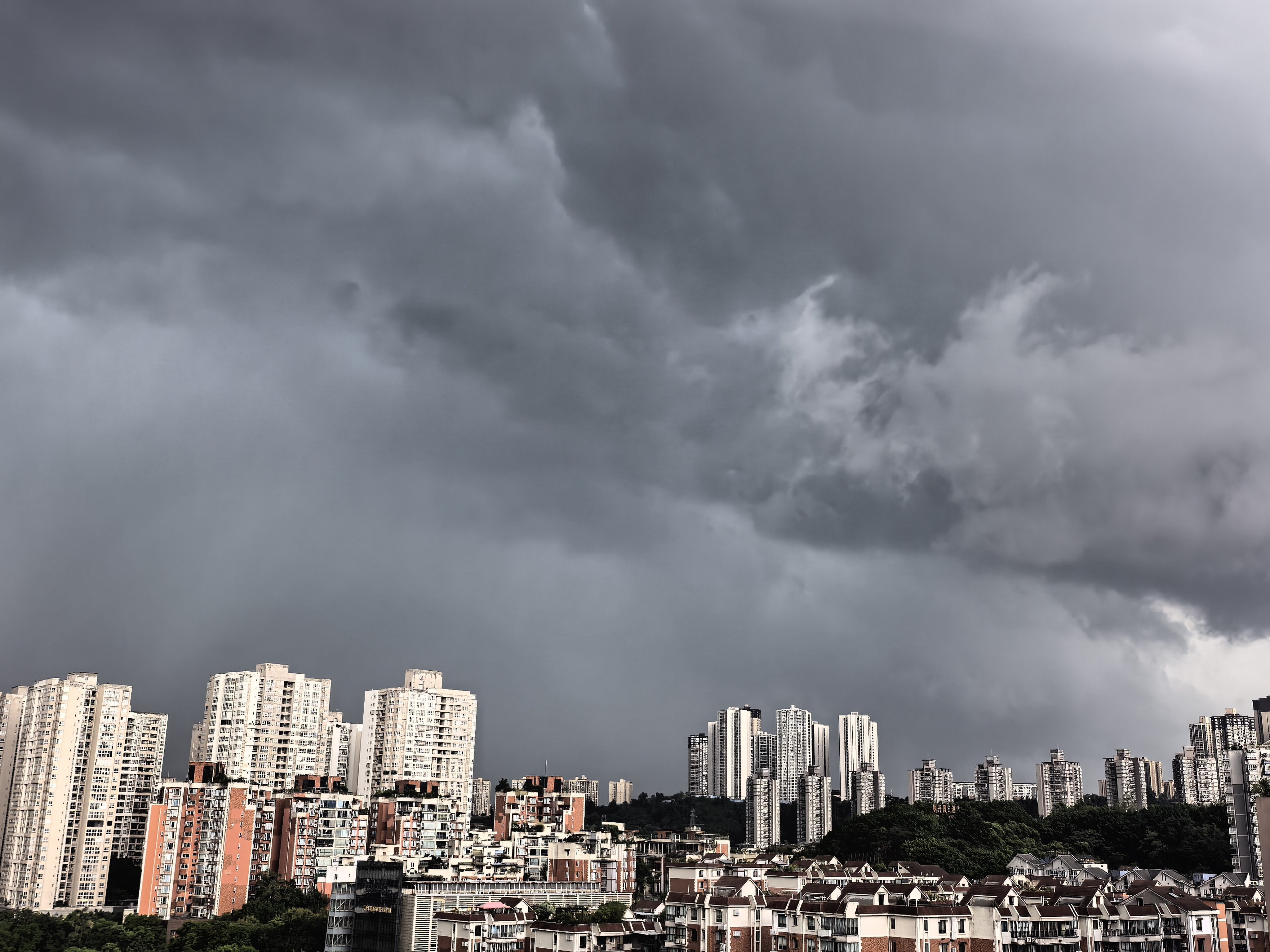 重庆暴雨暴雨来临前的黑夜，今天注定有一场风雨交加的雷阵雨⛈重庆我在重庆