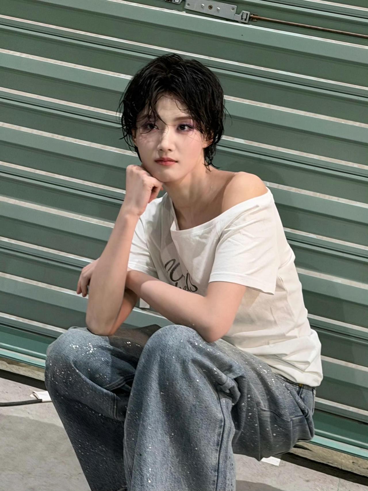 卢昱晓湿发是未干的诗行每一缕都挂着昨夜的星子卷闸门的绿，是城市的背景板