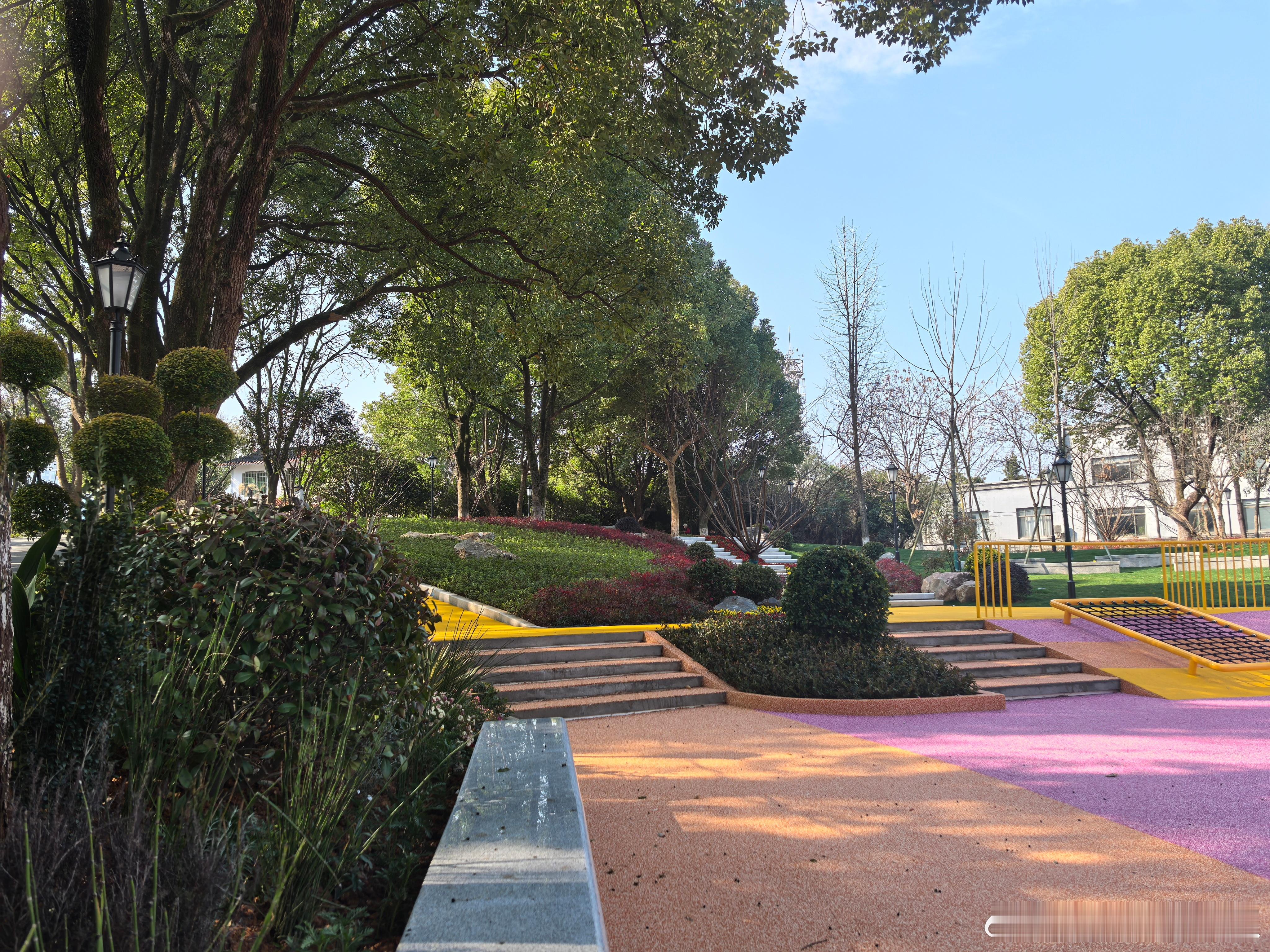 小城街面越来越干净，沥青马路每天晒水，居民区里为本地人服务的袖珍公园也很有点味道