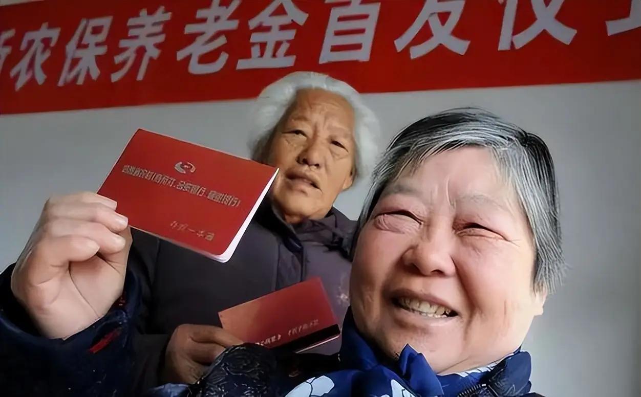 去银行查养老金，大部队的统一调整通知明明还没发下来，卡里的钱却比上个月整整多出好