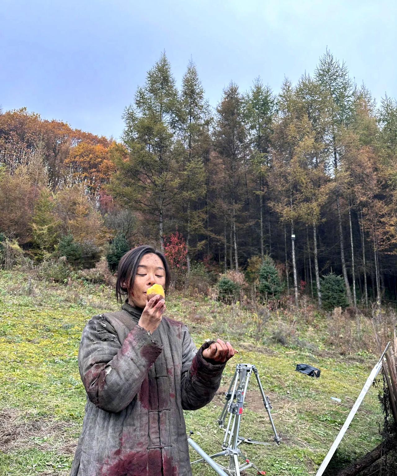女明星放下包袱真的用，不信你看袁姗姗，不晒精致感，不晒定制款，主打就是一个入乡