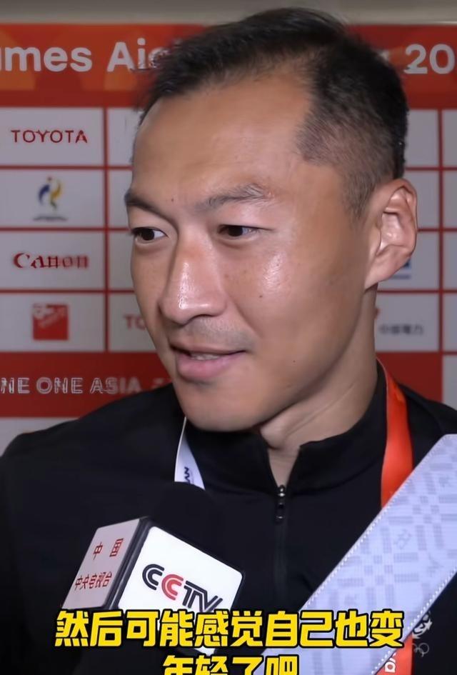 吴曦的体能确实是个谜杭州亚运会男足铜牌争夺战结束的那一刻，吴曦戴着队长袖标走下