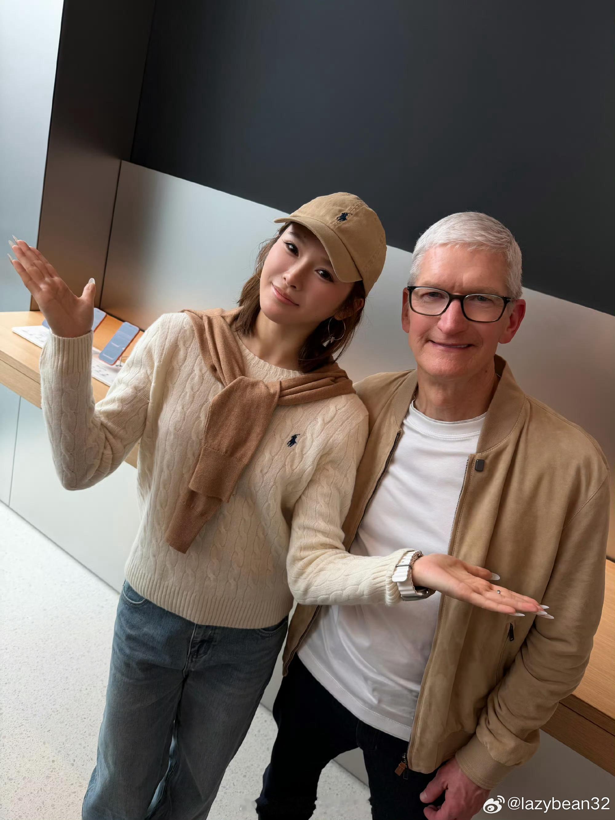 吴艳妮与李宇春、库克同框成都。3月18日苹果50周年庆成都站，田径名将吴艳妮受邀