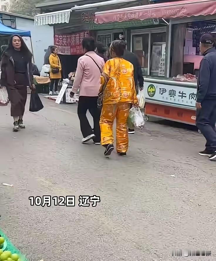 街头偶遇穿寿衣买菜的老人，场面惊悚，回头率百分百。实在难以理解，人好好活着为何穿