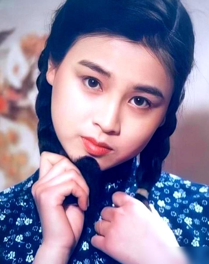 刚下产床还没缓过劲，前夫英宁就扔来一张离婚协议让她净身出户。曾经红遍全国的古装第