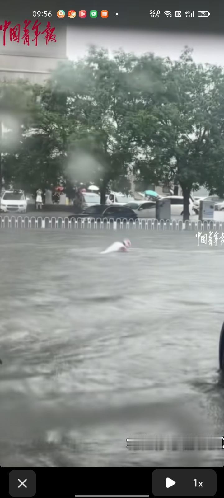 7月13日，辽宁沈阳。网友发视频称，持续暴雨导致道路积水，有位男子在积水中游泳，