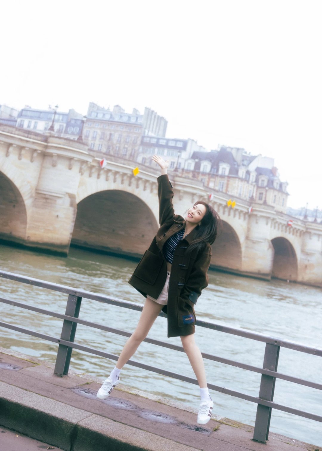 时尚界再度掀起热潮，众星纷纷演绎LVSneakerina运动鞋，完美诠释轻盈运