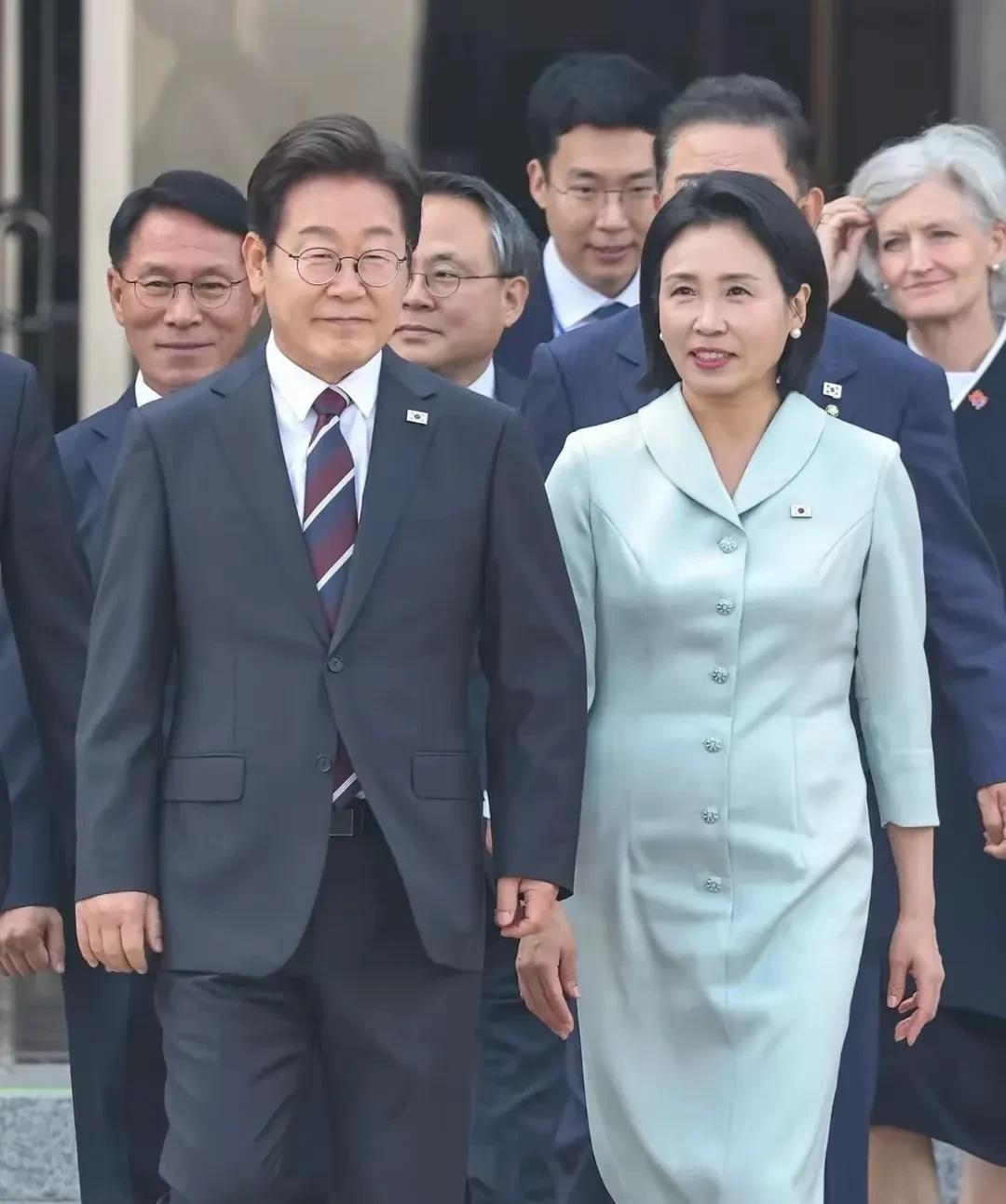 金惠景作为第一夫人陪着老李出国访问了，去加拿大参加G7峰会。金惠景和前第一夫人