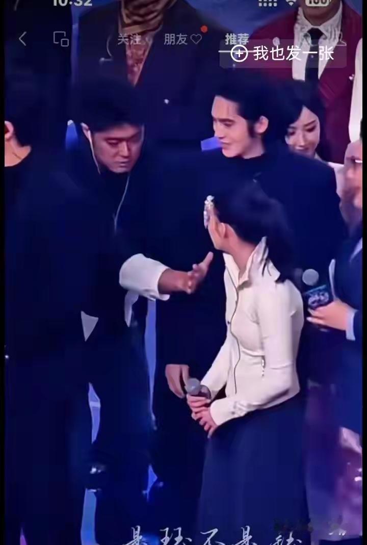 看到这个静态图时：这个保安实在太无礼了，他为什么挡住陈女士？他不认识SH知名的陈