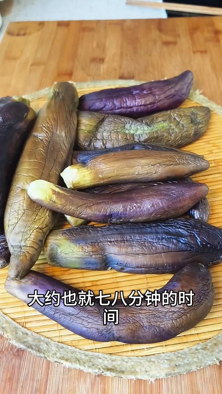 冻茄子。冷冻储存茄子最好选用这种自己家小院种出来的茄子，最好因为它没有化肥和农