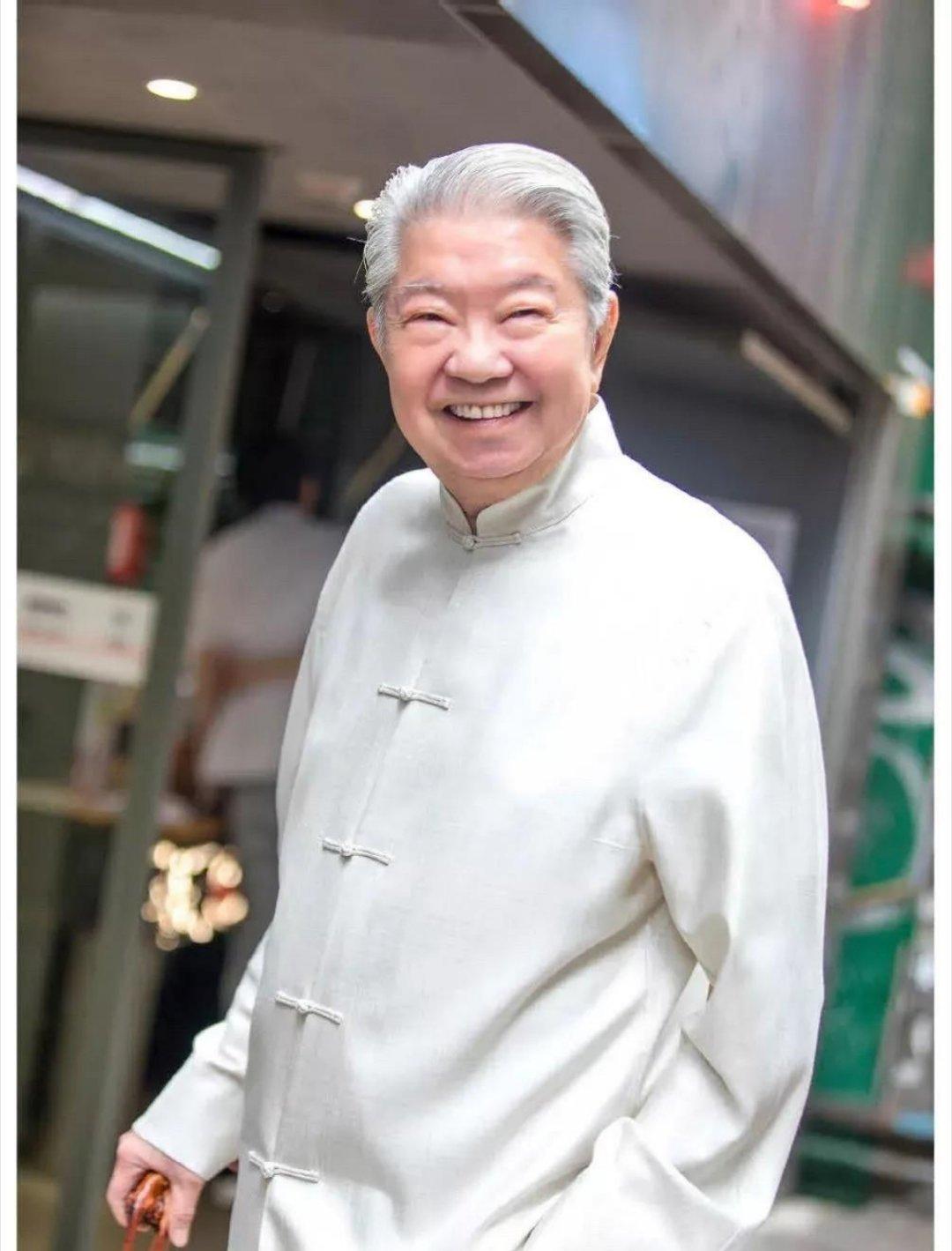 大家千万不要被蔡澜骗了，绝大多数人都不可能成为他，仅仅是这一点就办不到，那就是，