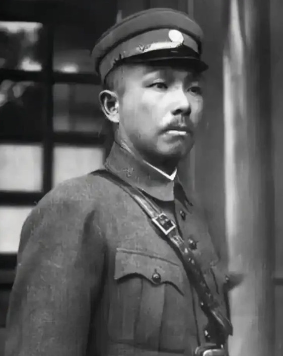 1949年，解放军大军压境，国民党杨森却还手握数万兵马不愿出来，于是刘伯承亲自出