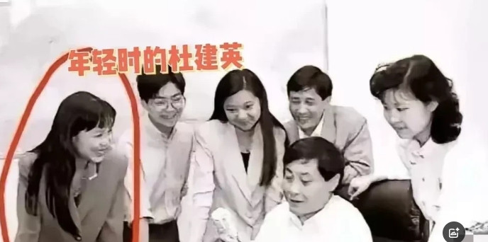 年轻时的杜建英！别人都在看东西，只有她在看人[无奈吐舌]