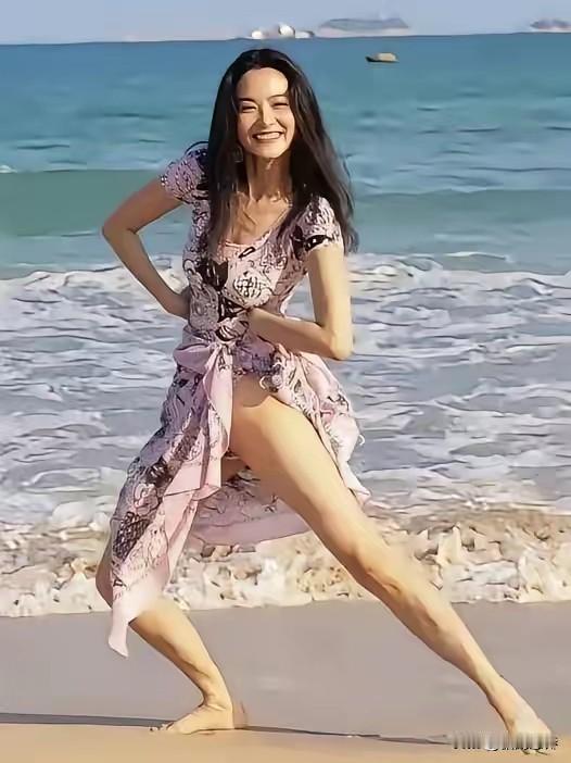 年轻的林青霞那一袭一裙露出一边大长腿，谁能不爱啊！她年轻时颜值和气质简直绝了，大