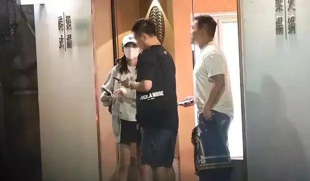 安以轩深夜酒吧嗨玩到打烊！44岁穿短裙如少女，带娃看病后火速切换狂欢模式台媒这