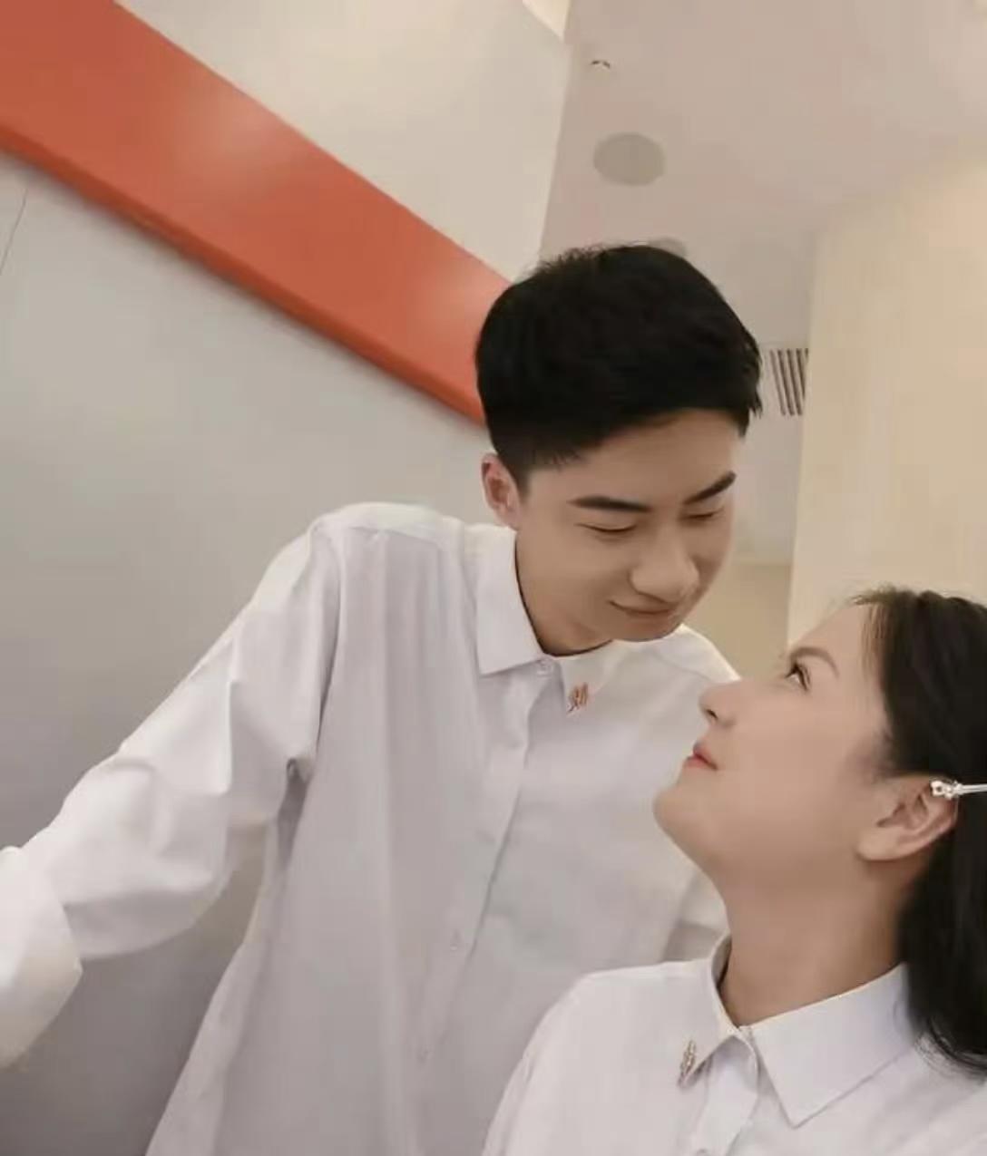 清华最孤独的实验室。凌晨三点，庞众望在超净间调试传感器，精度指向0.1纳米。