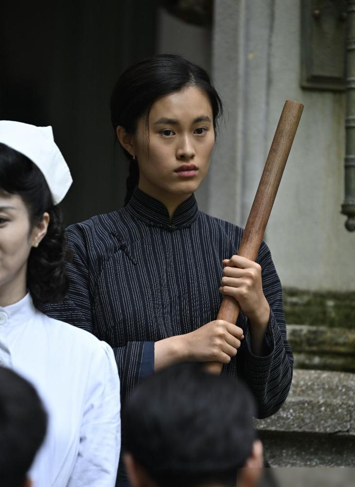 《沉默的荣耀》中，吴公馆的仆人阿兜，导演好几次把特写镜头给到她，这绝非偶然。因为