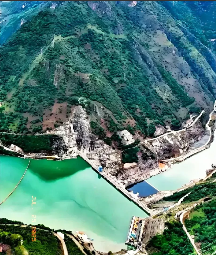 雅江水电站这次可真是低调的很先把桥隧打通，营地入住，才官宣的真是有战略眼