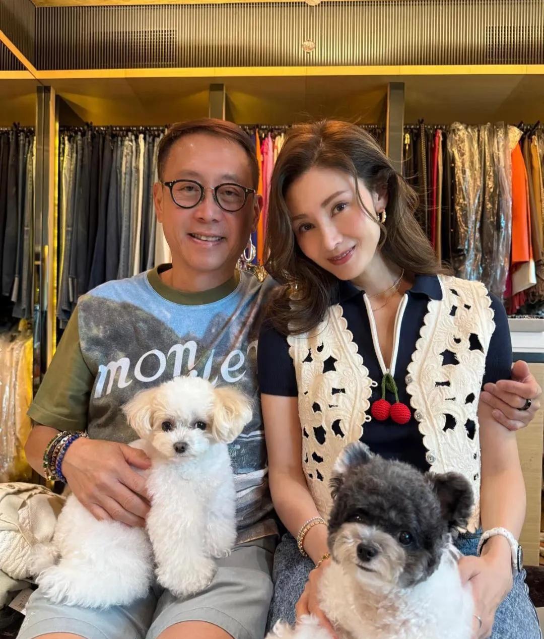 李嘉欣夫妻七夕晒合照，真恩爱！55岁依然年轻美丽。