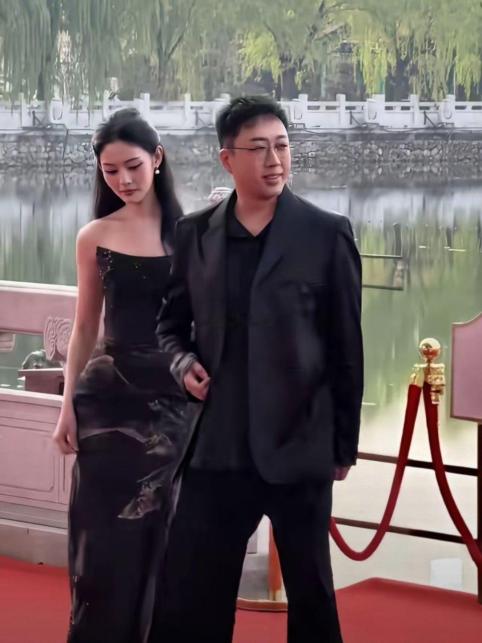 于正带着他的女主来啦你看他为了避嫌，他的右手无处安放