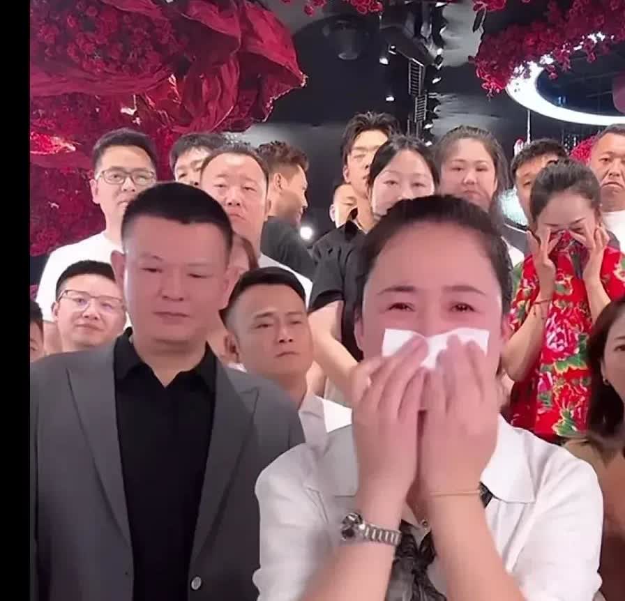 说大实话网友买不买账呢，她说婚礼和直播带货哪个重要，她说的是当然是直播带货重要了