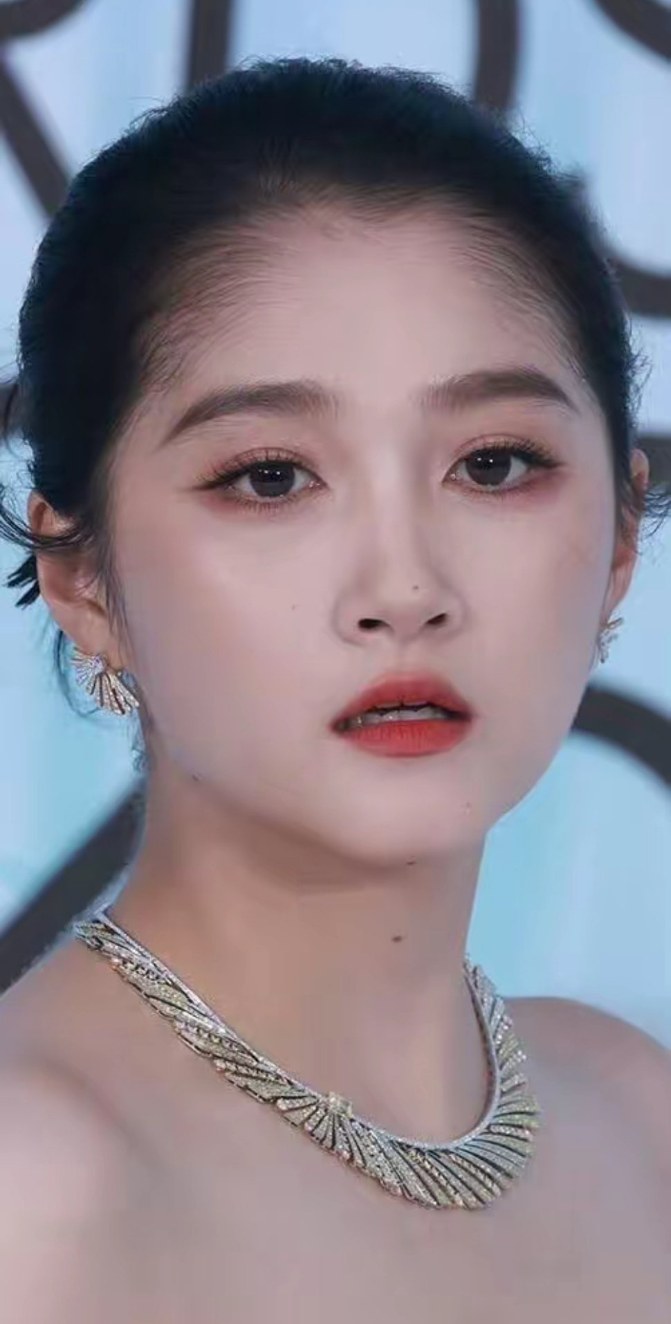 关晓彤的胎毛刘海有点太旺盛了吧！日常很少能看到有人的刘海长成这样子，不知道是不是