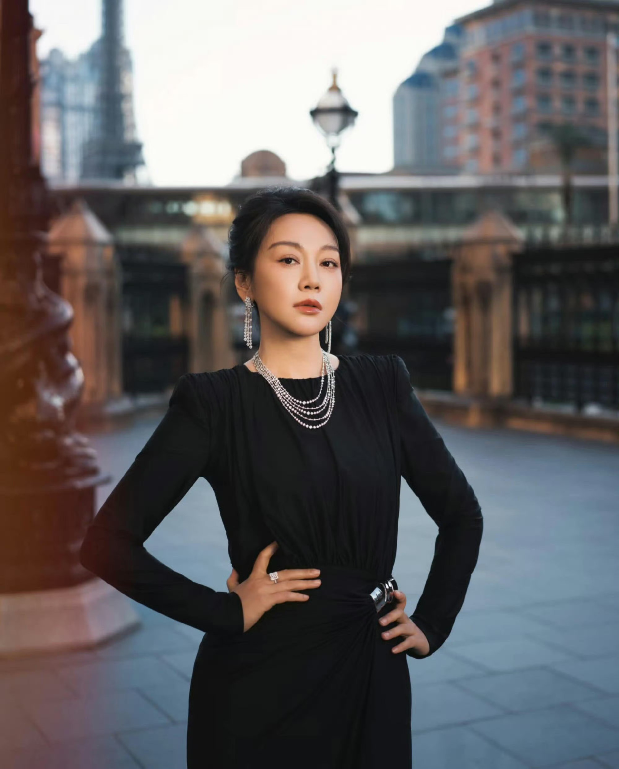 离婚22年，还能跟前夫和现任坐一桌打掼蛋，这画面一般人真想象不出来。闫妮在最新访谈里聊起这事，她常去