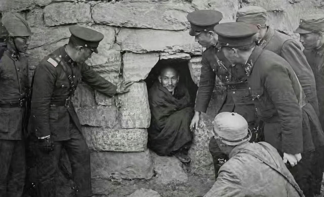 在微博上看到的一张照片，某博主说这是1936年西安事变时蒋介石被东北军士兵在骊山