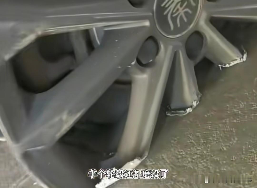男子车爆胎不叫拖车，硬生生把车半个轮胎都磨没了，维修费直接翻十倍广东一家修