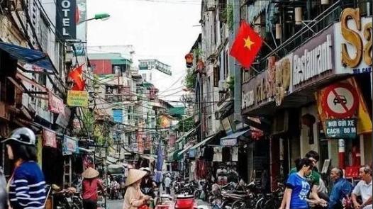 最近一个美国网友的帖子在外网彻底火了，他说自己刚在中国待了整整两周，出发前还满脑