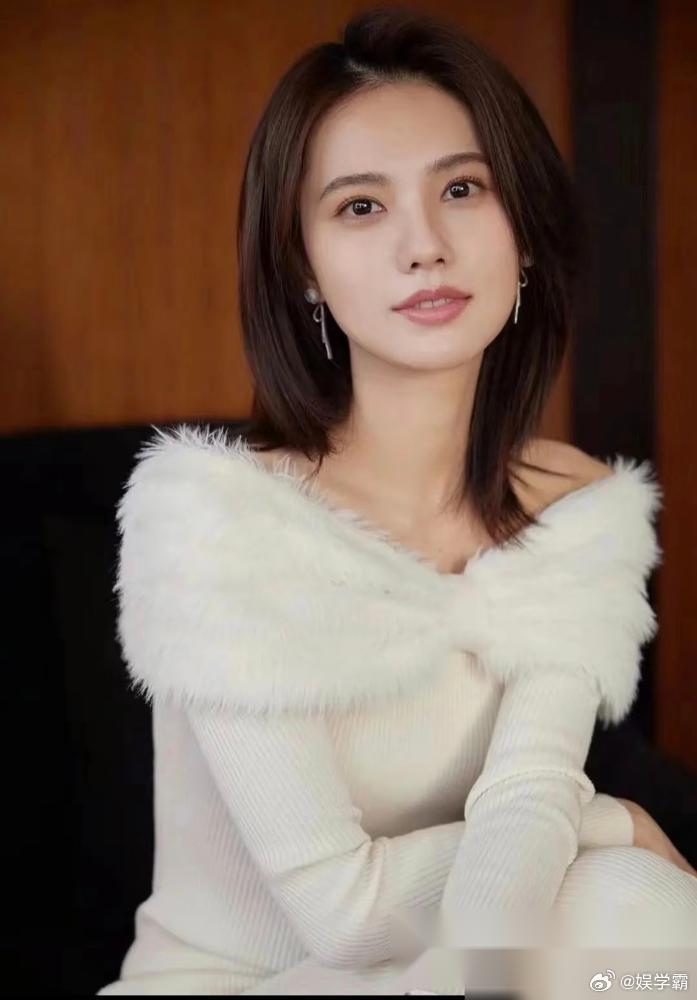 北电硕士，科班出身。 姜珮瑶的起点不低。 2019年，她在《亲爱的，热...