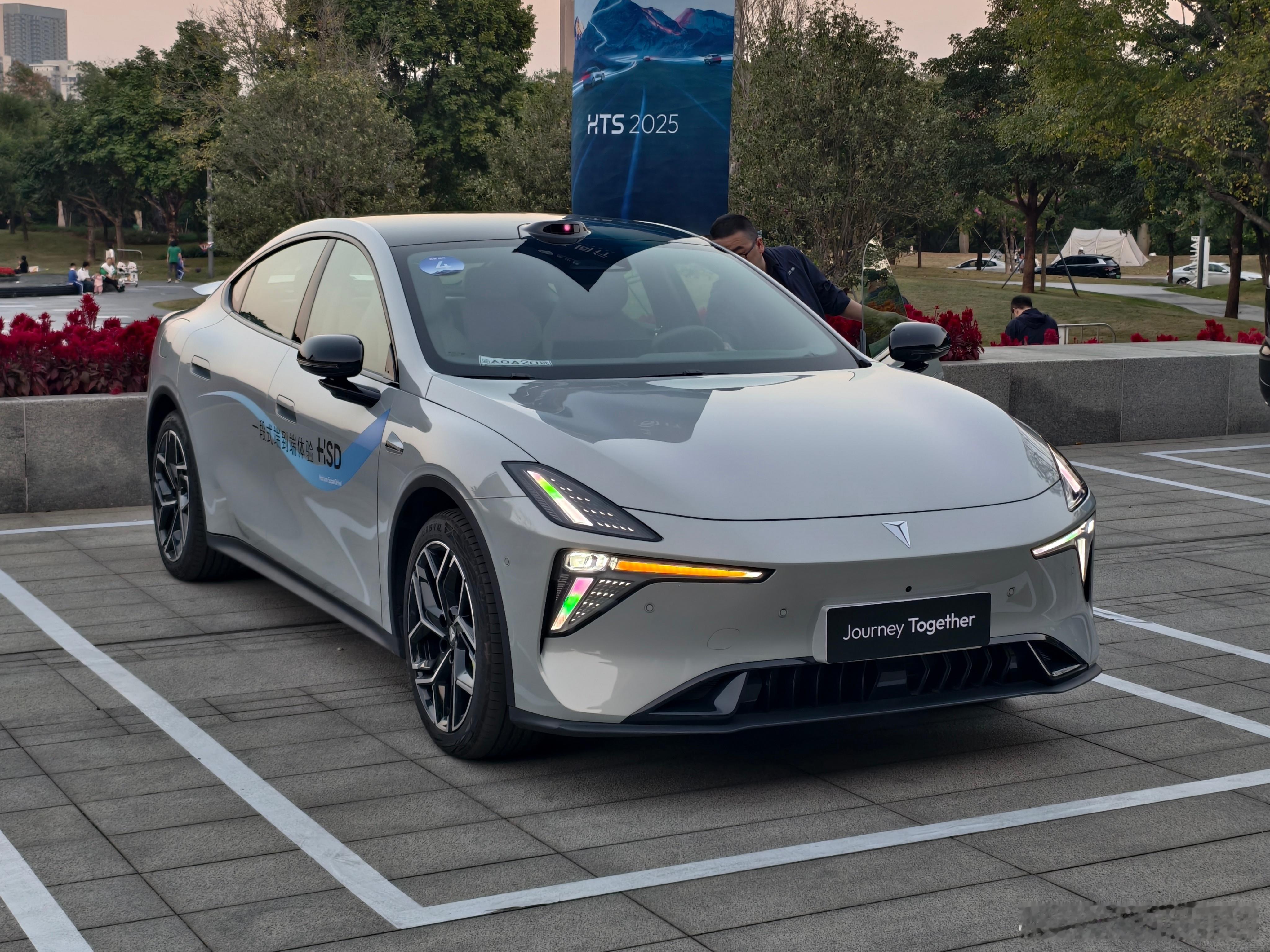 跟董事长开了一下搭载地平线HSD300的深蓝L06。整体能力挺强，在这