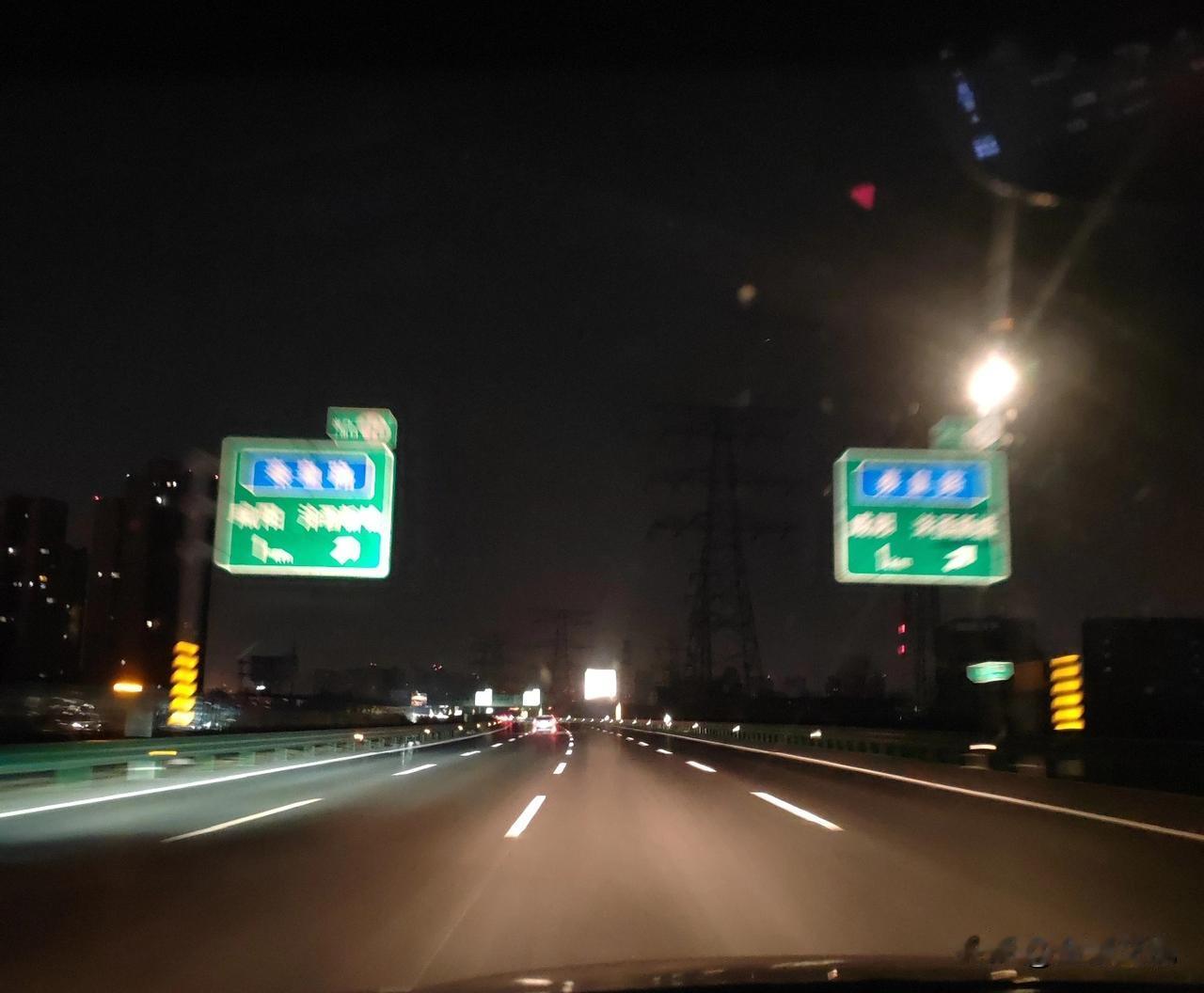 凌晨一点开车在西安城北马路上转圈圈。昨天在天水老家待了一天，晚上