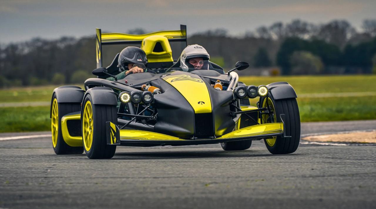 英国的手搓高性能车，ArielAtom4RR（黄色）和NicholsN1A