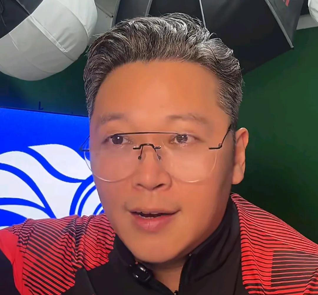 解说员周亮痛批了上海申花俱乐部管理层，认为此前应该要与外援阿马杜续约。在重庆铜