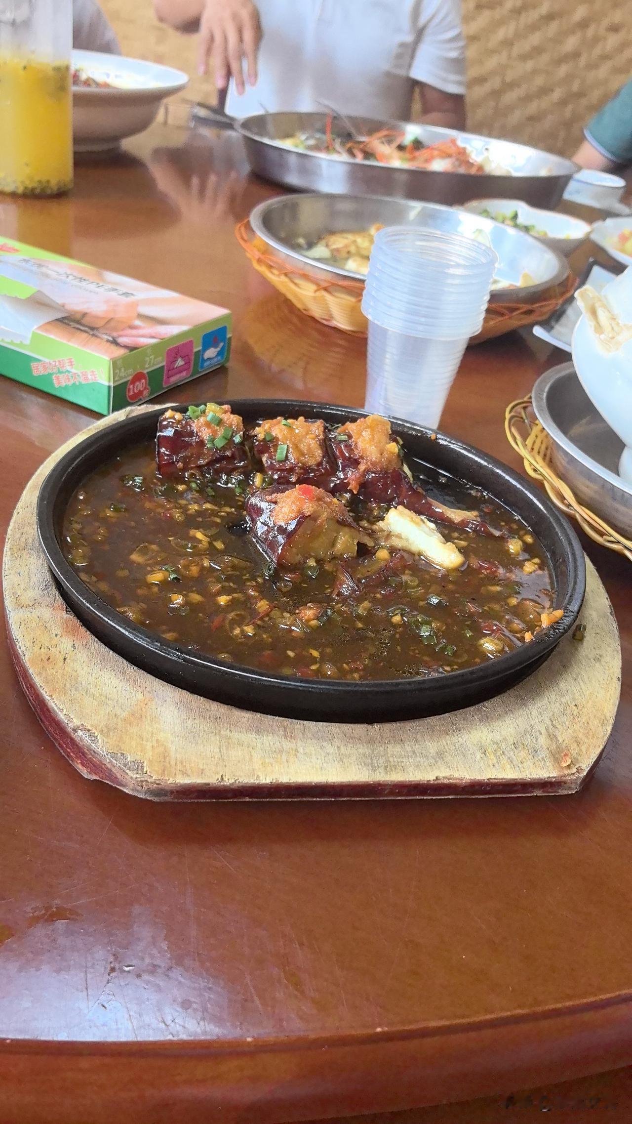 我嫂子来我家15年了，没有做过一次饭，也没有帮忙干过活。我嫂子来时22岁，我