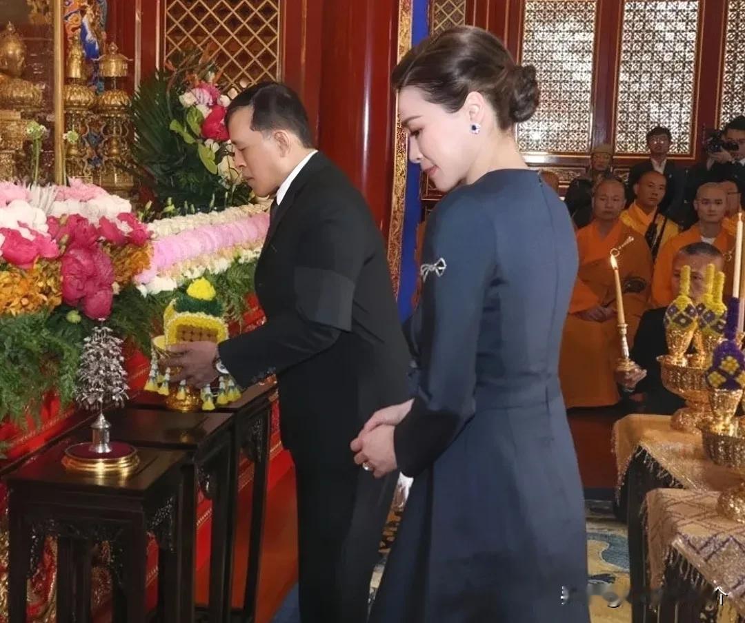泰国90%以上的民众都信仰佛教，佛教是泰国的国教，泰王和王后首次访华就来到北京