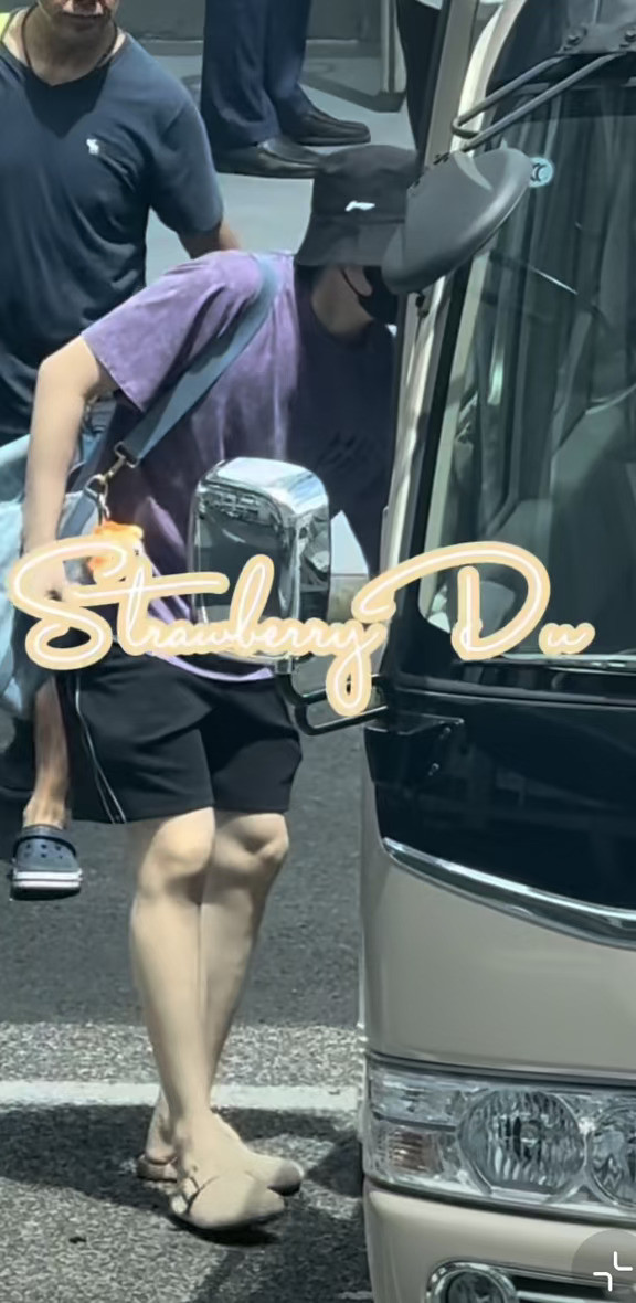 😂这孩子和肖爹一样是真的喜欢穿拖鞋……