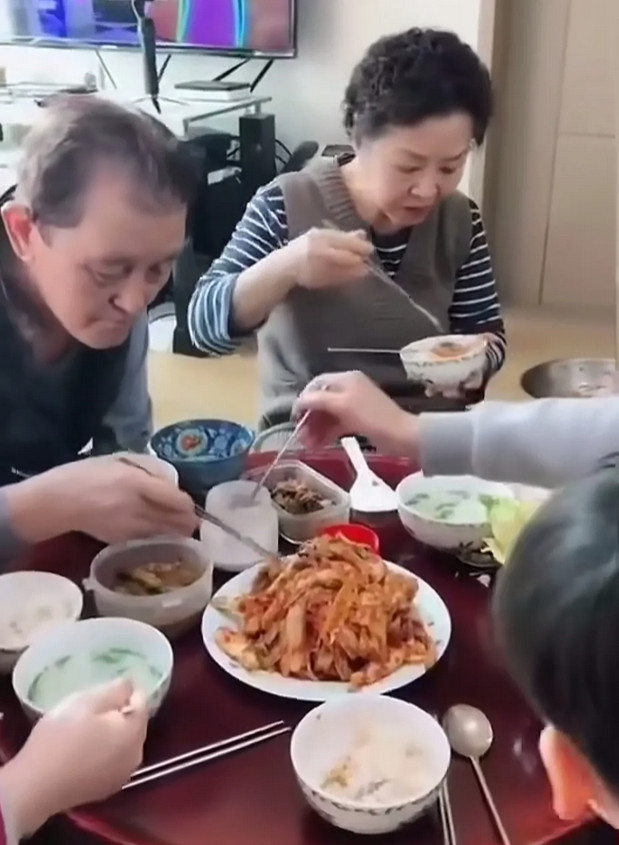 中国女孩嫁到韩国晚饭6个人吃一个泡菜。嫁到外国后，声音也变得温柔了，说话也变得