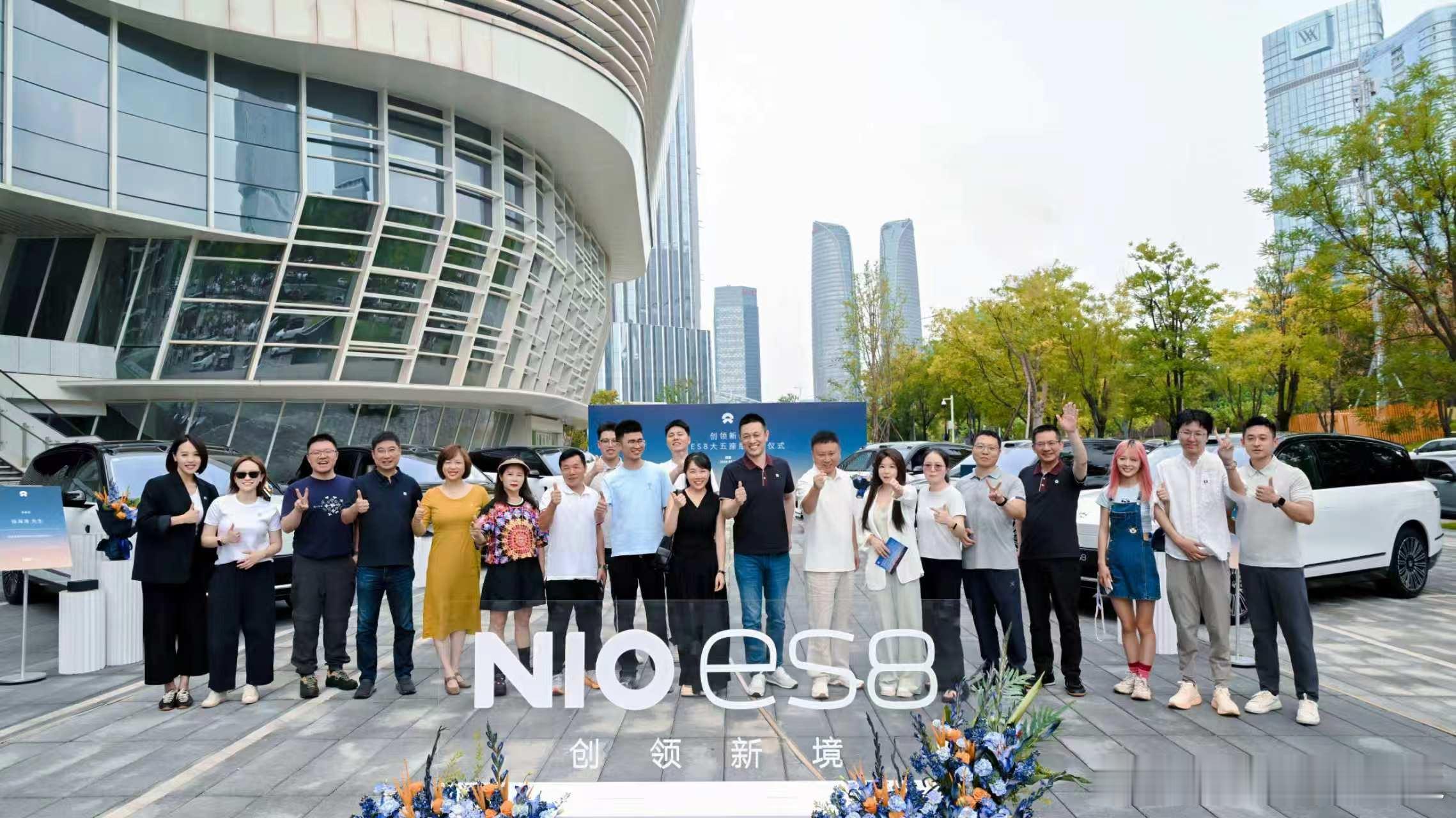 昨晚刚发布的蔚来ES8大五座版，今天上午就开启全国交付了。交付仪式设在成都，李斌